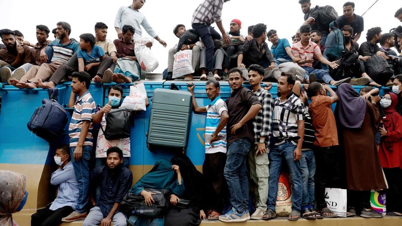 Orang-orang memanjat atap kereta api saat meninggalkan Dhaka untuk merayakan Idul Fitri, yang menandai berakhirnya bulan suci Ramadhan bagi umat Muslim, bersama keluarga mereka, di Stasiun Kereta Api Tongi di Gazipur, Bangladesh, 18 Maret 2026. REUTERS/Mohammad Ponir Hossain