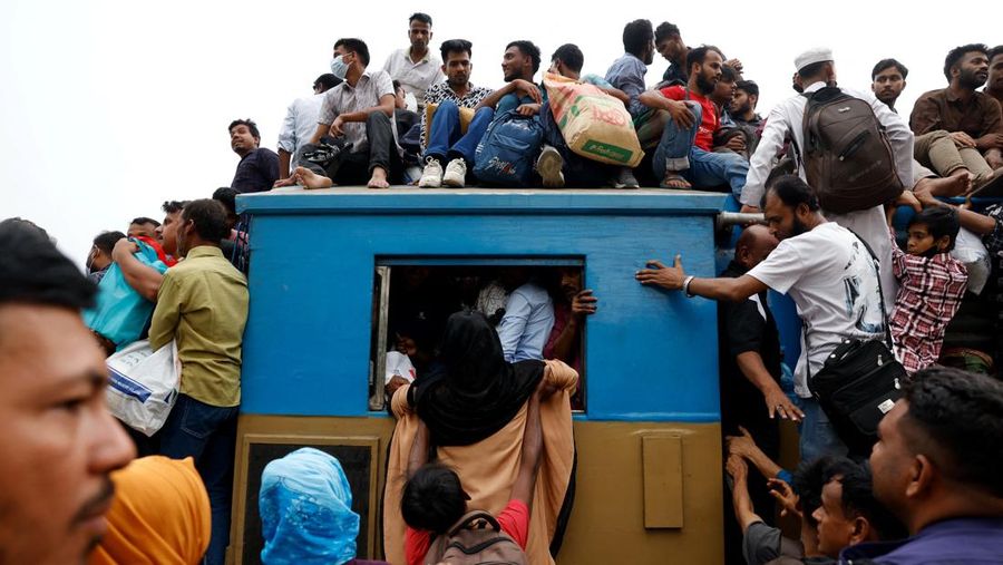 Orang-orang memanjat atap kereta api saat meninggalkan Dhaka untuk merayakan Idul Fitri, yang menandai berakhirnya bulan suci Ramadhan bagi umat Muslim, bersama keluarga mereka, di Stasiun Kereta Api Tongi di Gazipur, Bangladesh, 18 Maret 2026. REUTERS/Mohammad Ponir Hossain
