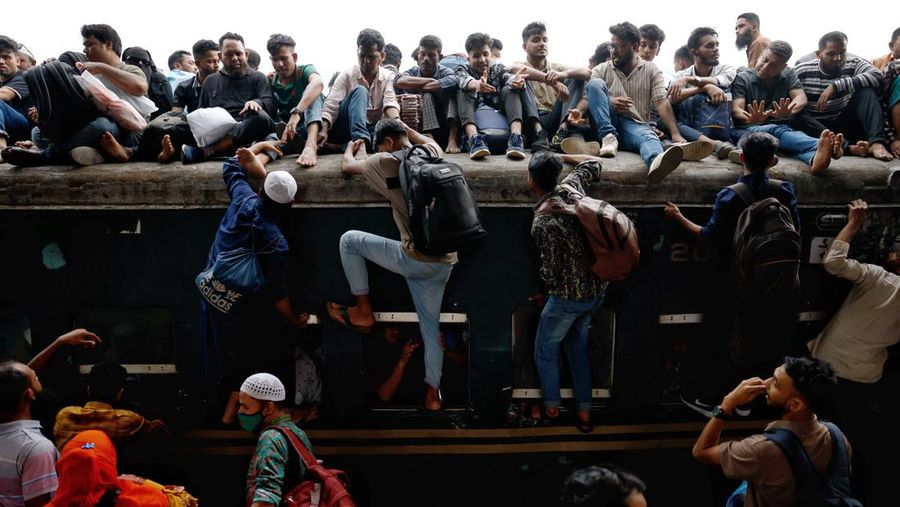 Orang-orang memanjat atap kereta api saat meninggalkan Dhaka untuk merayakan Idul Fitri, yang menandai berakhirnya bulan suci Ramadhan bagi umat Muslim, bersama keluarga mereka, di Stasiun Kereta Api Tongi di Gazipur, Bangladesh, 18 Maret 2026. REUTERS/Mohammad Ponir Hossain