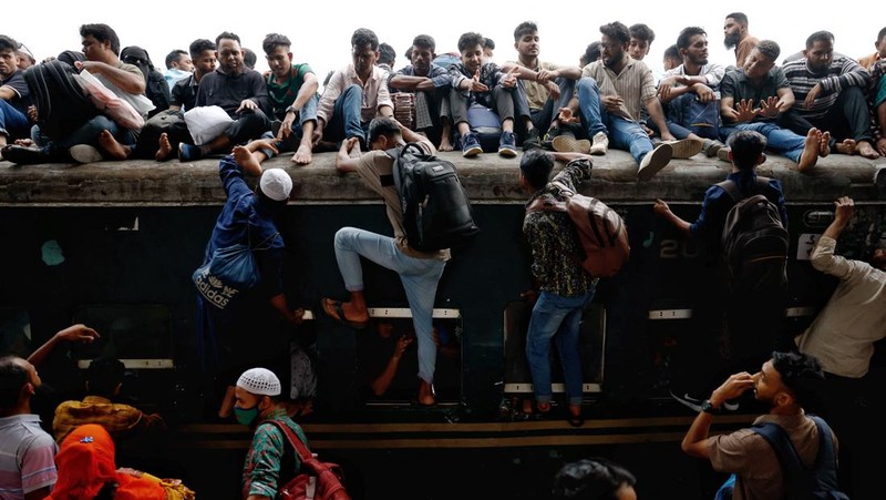 Orang-orang memanjat atap kereta api saat meninggalkan Dhaka untuk merayakan Idul Fitri, yang menandai berakhirnya bulan suci Ramadhan bagi umat Muslim, bersama keluarga mereka, di Stasiun Kereta Api Tongi di Gazipur, Bangladesh, 18 Maret 2026. REUTERS/Mohammad Ponir Hossain