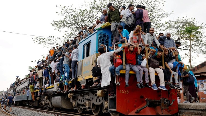 Orang-orang memanjat atap kereta api saat meninggalkan Dhaka untuk merayakan Idul Fitri, yang menandai berakhirnya bulan suci Ramadhan bagi umat Muslim, bersama keluarga mereka, di Stasiun Kereta Api Tongi di Gazipur, Bangladesh, 18 Maret 2026. REUTERS/Mohammad Ponir Hossain