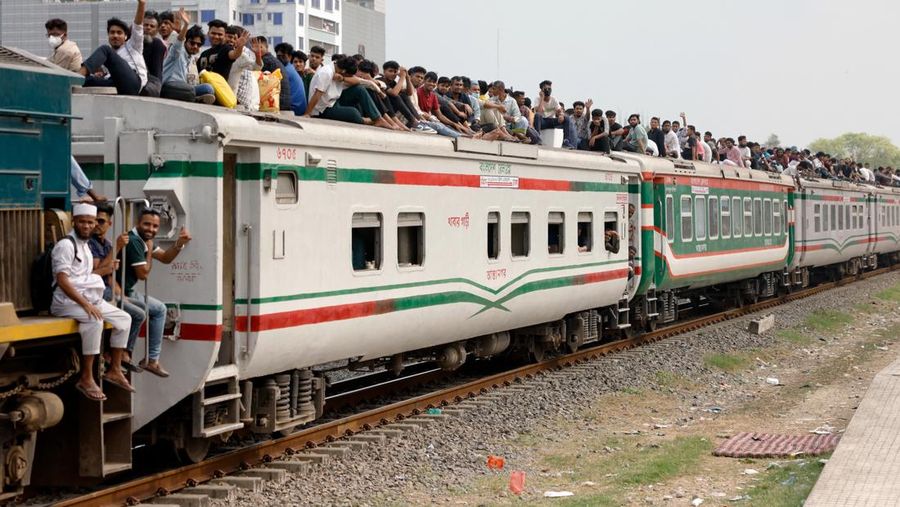 Orang-orang memanjat atap kereta api saat meninggalkan Dhaka untuk merayakan Idul Fitri, yang menandai berakhirnya bulan suci Ramadhan bagi umat Muslim, bersama keluarga mereka, di Stasiun Kereta Api Tongi di Gazipur, Bangladesh, 18 Maret 2026. REUTERS/Mohammad Ponir Hossain