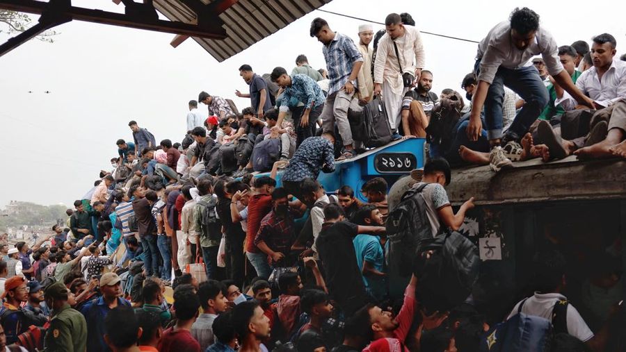 Orang-orang memanjat atap kereta api saat meninggalkan Dhaka untuk merayakan Idul Fitri, yang menandai berakhirnya bulan suci Ramadhan bagi umat Muslim, bersama keluarga mereka, di Stasiun Kereta Api Tongi di Gazipur, Bangladesh, 18 Maret 2026. REUTERS/Mohammad Ponir Hossain
