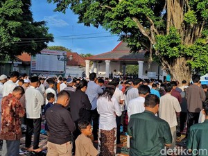 Jemaah Salat Id di Masjid Gedhe Kauman Membeludak hingga Jalan