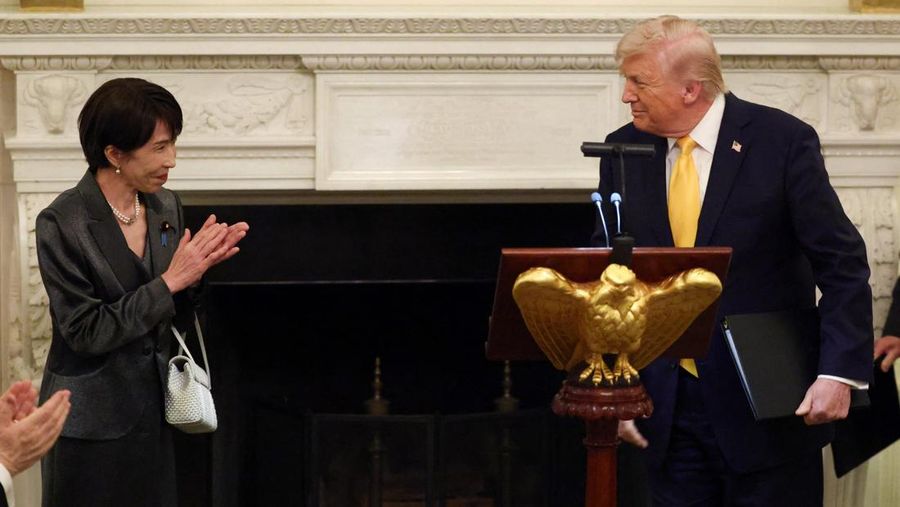 Japanese Prime Minister Sanae Takaichi applauds U.S. President Donald Trump during a dinner at the White House in Washington, D.C., U.S., March 19, 2026. REUTERS/Kevin Lamarque