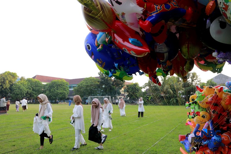 Warga Muhammadiyah melaksanakan Salat Idul Fitri 1447 H di Situ Gintung, Rempo, Tangerang Selatan Jumat, 20 Maret 2026. Jamaah Muhammadiyah di Indonesia menetapkan Lebaran 1 Syawal 1447 H pada Jumat (20/3) atau satu hari lebih awal dari Lebaran yang ditetapkan pemerintah yang jatuh pada Sabtu (21/3) besok. (CNBC Indonesia/Muhamad Sabki)