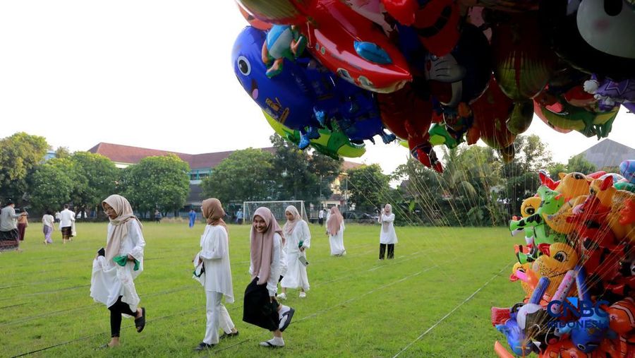 Warga Muhammadiyah melaksanakan Salat Idul Fitri 1447 H di Situ Gintung, Rempo, Tangerang Selatan Jumat, 20 Maret 2026. Jamaah Muhammadiyah di Indonesia menetapkan Lebaran 1 Syawal 1447 H pada Jumat (20/3) atau satu hari lebih awal dari Lebaran yang ditetapkan pemerintah yang jatuh pada Sabtu (21/3) besok. (CNBC Indonesia/Muhamad Sabki)