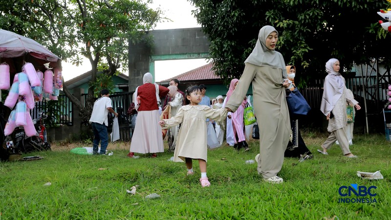 Warga Muhammadiyah melaksanakan Salat Idul Fitri 1447 H di Situ Gintung, Rempo, Tangerang Selatan Jumat, 20 Maret 2026. Jamaah Muhammadiyah di Indonesia menetapkan Lebaran 1 Syawal 1447 H pada Jumat (20/3) atau satu hari lebih awal dari Lebaran yang ditetapkan pemerintah yang jatuh pada Sabtu (21/3) besok. (CNBC Indonesia/Muhamad Sabki)