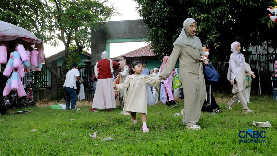 Warga Muhammadiyah melaksanakan Salat Idul Fitri 1447 H di Situ Gintung, Rempo, Tangerang Selatan Jumat, 20 Maret 2026. Jamaah Muhammadiyah di Indonesia menetapkan Lebaran 1 Syawal 1447 H pada Jumat (20/3) atau satu hari lebih awal dari Lebaran yang ditetapkan pemerintah yang jatuh pada Sabtu (21/3) besok. (CNBC Indonesia/Muhamad Sabki)