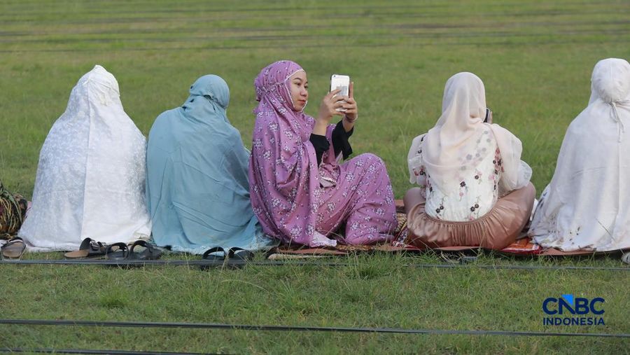 Warga Muhammadiyah melaksanakan Salat Idul Fitri 1447 H di Lapangan Situ Gintung, Rempoa, Tangerang Selatan Jumat, 20 Maret 2026. Jamaah Muhammadiyah di Indonesia menetapkan Lebaran 1 Syawal 1447 H pada Jumat (20/3) atau satu hari lebih awal dari Lebaran yang ditetapkan pemerintah yang jatuh pada Sabtu (21/3) besok. (CNBC Indonesia/Muhamad Sabki)