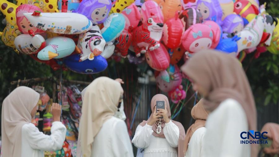 Warga Muhammadiyah melaksanakan Salat Idul Fitri 1447 H di Situ Gintung, Rempo, Tangerang Selatan Jumat, 20 Maret 2026. Jamaah Muhammadiyah di Indonesia menetapkan Lebaran 1 Syawal 1447 H pada Jumat (20/3) atau satu hari lebih awal dari Lebaran yang ditetapkan pemerintah yang jatuh pada Sabtu (21/3) besok. (CNBC Indonesia/Muhamad Sabki)