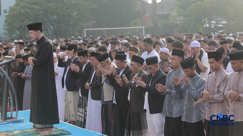 Warga Muhammadiyah melaksanakan Salat Idul Fitri 1447 H di Situ Gintung, Rempo, Tangerang Selatan Jumat, 20 Maret 2026. Jamaah Muhammadiyah di Indonesia menetapkan Lebaran 1 Syawal 1447 H pada Jumat (20/3) atau satu hari lebih awal dari Lebaran yang ditetapkan pemerintah yang jatuh pada Sabtu (21/3) besok. (CNBC Indonesia/Muhamad Sabki)