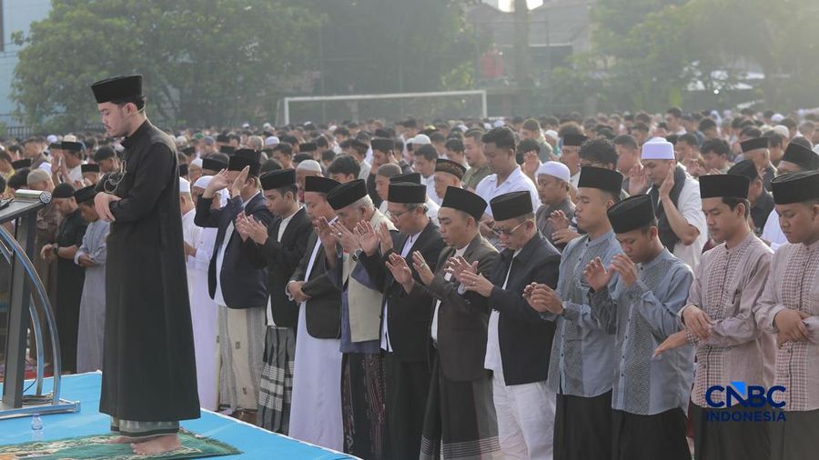 Warga Muhammadiyah melaksanakan Salat Idul Fitri 1447 H di Situ Gintung, Rempo, Tangerang Selatan Jumat, 20 Maret 2026. Jamaah Muhammadiyah di Indonesia menetapkan Lebaran 1 Syawal 1447 H pada Jumat (20/3) atau satu hari lebih awal dari Lebaran yang ditetapkan pemerintah yang jatuh pada Sabtu (21/3) besok. (CNBC Indonesia/Muhamad Sabki)