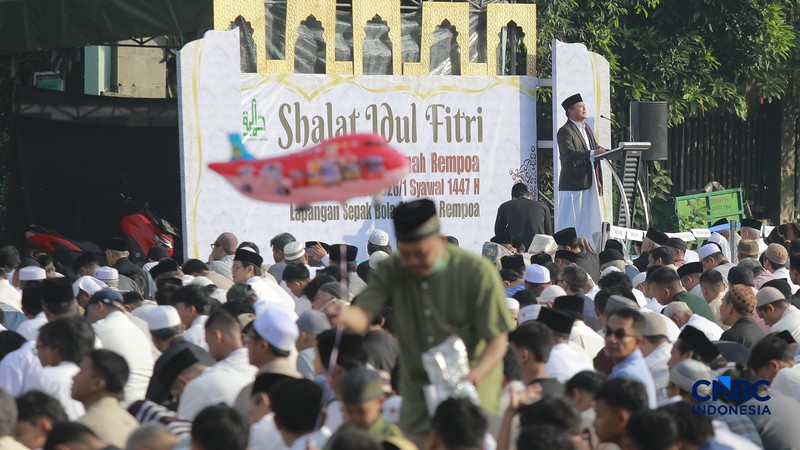Warga Muhammadiyah melaksanakan Salat Idul Fitri 1447 H di Situ Gintung, Rempo, Tangerang Selatan Jumat, 20 Maret 2026. Jamaah Muhammadiyah di Indonesia menetapkan Lebaran 1 Syawal 1447 H pada Jumat (20/3) atau satu hari lebih awal dari Lebaran yang ditetapkan pemerintah yang jatuh pada Sabtu (21/3) besok. (CNBC Indonesia/Muhamad Sabki)