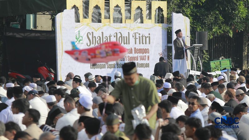 Warga Muhammadiyah melaksanakan Salat Idul Fitri 1447 H di Situ Gintung, Rempo, Tangerang Selatan Jumat, 20 Maret 2026. Jamaah Muhammadiyah di Indonesia menetapkan Lebaran 1 Syawal 1447 H pada Jumat (20/3) atau satu hari lebih awal dari Lebaran yang ditetapkan pemerintah yang jatuh pada Sabtu (21/3) besok. (CNBC Indonesia/Muhamad Sabki)