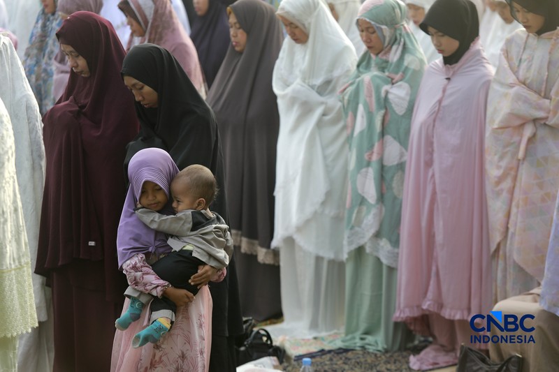 Warga Muhammadiyah melaksanakan Salat Idul Fitri 1447 H di Situ Gintung, Rempo, Tangerang Selatan Jumat, 20 Maret 2026. Jamaah Muhammadiyah di Indonesia menetapkan Lebaran 1 Syawal 1447 H pada Jumat (20/3) atau satu hari lebih awal dari Lebaran yang ditetapkan pemerintah yang jatuh pada Sabtu (21/3) besok. (CNBC Indonesia/Muhamad Sabki)