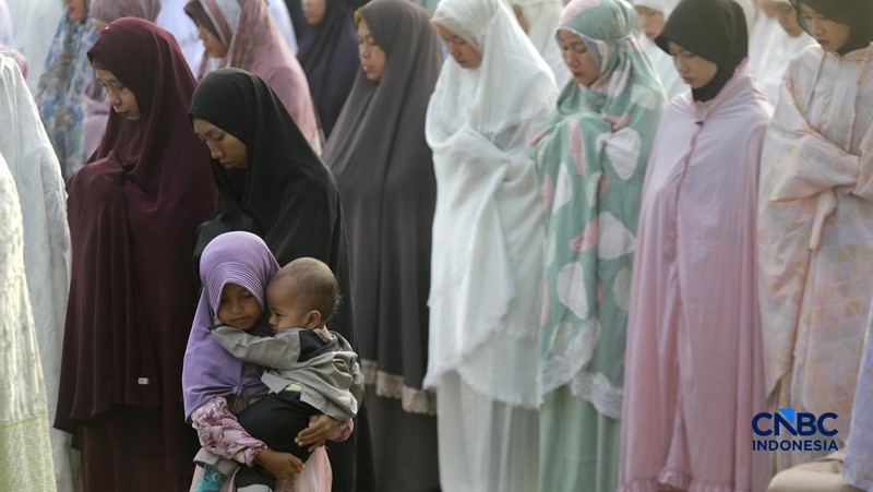 Warga Muhammadiyah melaksanakan Salat Idul Fitri 1447 H di Situ Gintung, Rempo, Tangerang Selatan Jumat, 20 Maret 2026. Jamaah Muhammadiyah di Indonesia menetapkan Lebaran 1 Syawal 1447 H pada Jumat (20/3) atau satu hari lebih awal dari Lebaran yang ditetapkan pemerintah yang jatuh pada Sabtu (21/3) besok. (CNBC Indonesia/Muhamad Sabki)