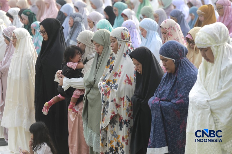 Warga Muhammadiyah melaksanakan Salat Idul Fitri 1447 H di Situ Gintung, Rempo, Tangerang Selatan Jumat, 20 Maret 2026. Jamaah Muhammadiyah di Indonesia menetapkan Lebaran 1 Syawal 1447 H pada Jumat (20/3) atau satu hari lebih awal dari Lebaran yang ditetapkan pemerintah yang jatuh pada Sabtu (21/3) besok. (CNBC Indonesia/Muhamad Sabki)