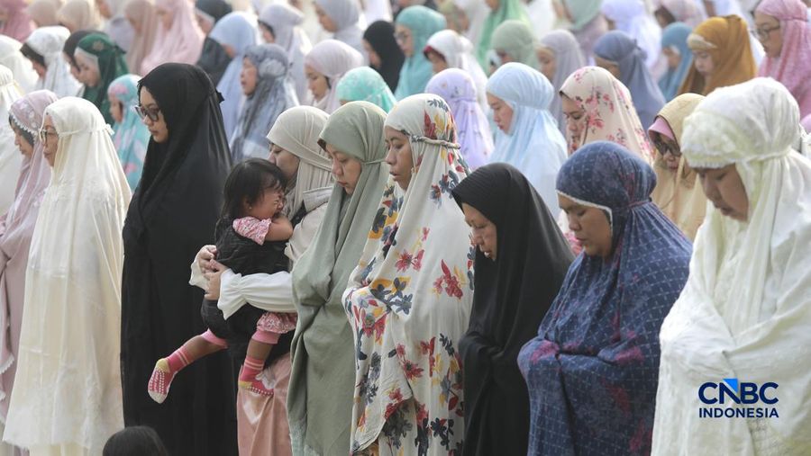 Warga Muhammadiyah melaksanakan Salat Idul Fitri 1447 H di Situ Gintung, Rempo, Tangerang Selatan Jumat, 20 Maret 2026. Jamaah Muhammadiyah di Indonesia menetapkan Lebaran 1 Syawal 1447 H pada Jumat (20/3) atau satu hari lebih awal dari Lebaran yang ditetapkan pemerintah yang jatuh pada Sabtu (21/3) besok. (CNBC Indonesia/Muhamad Sabki)