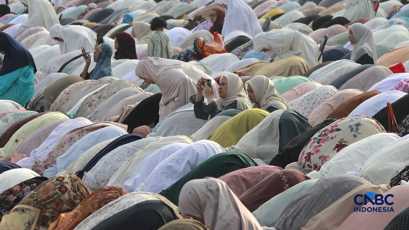 Warga Muhammadiyah melaksanakan Salat Idul Fitri 1447 H di Situ Gintung, Rempo, Tangerang Selatan Jumat, 20 Maret 2026. Jamaah Muhammadiyah di Indonesia menetapkan Lebaran 1 Syawal 1447 H pada Jumat (20/3) atau satu hari lebih awal dari Lebaran yang ditetapkan pemerintah yang jatuh pada Sabtu (21/3) besok. (CNBC Indonesia/Muhamad Sabki)