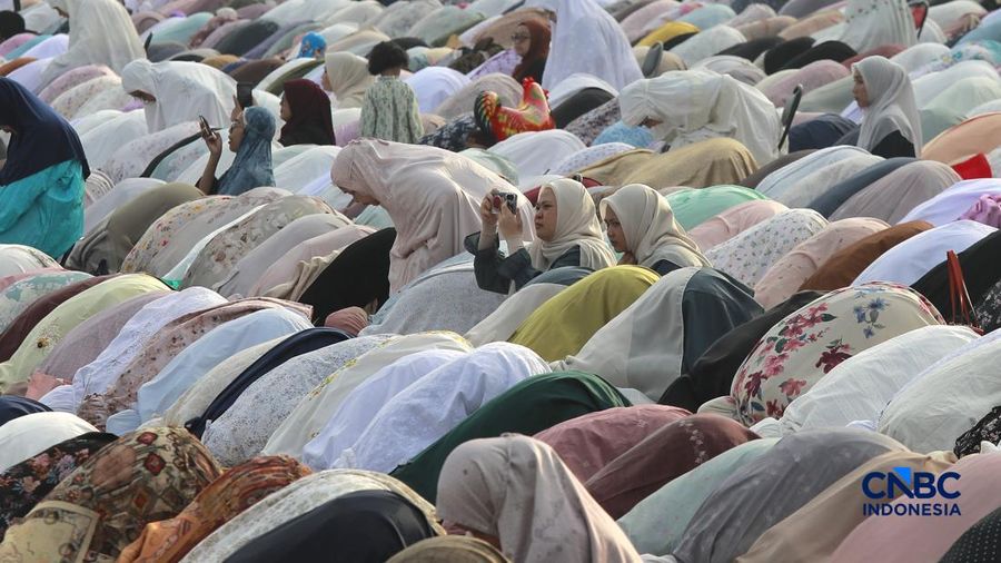 Warga Muhammadiyah melaksanakan Salat Idul Fitri 1447 H di Situ Gintung, Rempo, Tangerang Selatan Jumat, 20 Maret 2026. Jamaah Muhammadiyah di Indonesia menetapkan Lebaran 1 Syawal 1447 H pada Jumat (20/3) atau satu hari lebih awal dari Lebaran yang ditetapkan pemerintah yang jatuh pada Sabtu (21/3) besok. (CNBC Indonesia/Muhamad Sabki)