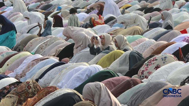 Warga Muhammadiyah melaksanakan Salat Idul Fitri 1447 H di Situ Gintung, Rempo, Tangerang Selatan Jumat, 20 Maret 2026. Jamaah Muhammadiyah di Indonesia menetapkan Lebaran 1 Syawal 1447 H pada Jumat (20/3) atau satu hari lebih awal dari Lebaran yang ditetapkan pemerintah yang jatuh pada Sabtu (21/3) besok. (CNBC Indonesia/Muhamad Sabki)