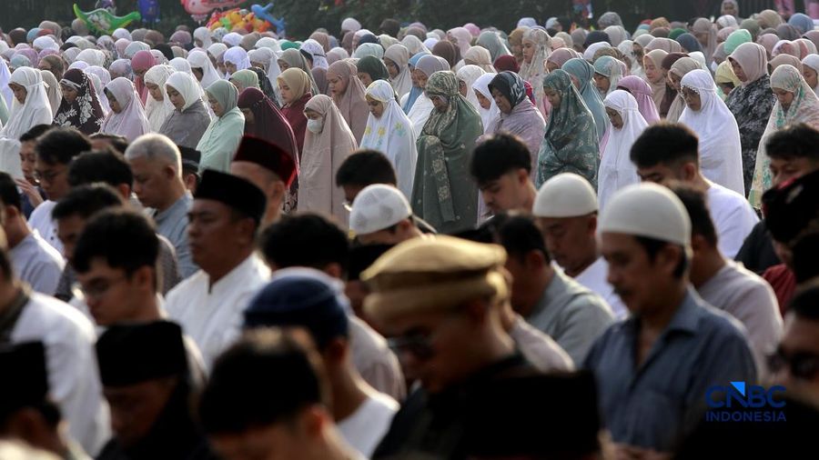 Warga Muhammadiyah melaksanakan Salat Idul Fitri 1447 H di Situ Gintung, Rempo, Tangerang Selatan Jumat, 20 Maret 2026. Jamaah Muhammadiyah di Indonesia menetapkan Lebaran 1 Syawal 1447 H pada Jumat (20/3) atau satu hari lebih awal dari Lebaran yang ditetapkan pemerintah yang jatuh pada Sabtu (21/3) besok. (CNBC Indonesia/Muhamad Sabki)