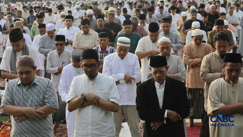 Warga Muhammadiyah melaksanakan Salat Idul Fitri 1447 H di Situ Gintung, Rempo, Tangerang Selatan Jumat, 20 Maret 2026. Jamaah Muhammadiyah di Indonesia menetapkan Lebaran 1 Syawal 1447 H pada Jumat (20/3) atau satu hari lebih awal dari Lebaran yang ditetapkan pemerintah yang jatuh pada Sabtu (21/3) besok. (CNBC Indonesia/Muhamad Sabki)