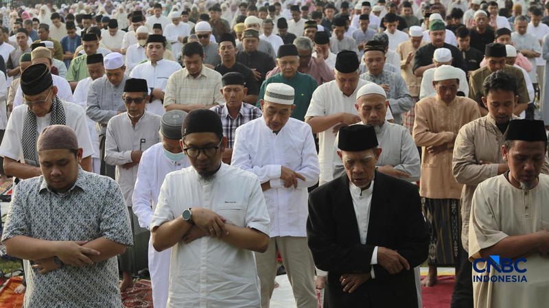Warga Muhammadiyah melaksanakan Salat Idul Fitri 1447 H di Situ Gintung, Rempo, Tangerang Selatan Jumat, 20 Maret 2026. Jamaah Muhammadiyah di Indonesia menetapkan Lebaran 1 Syawal 1447 H pada Jumat (20/3) atau satu hari lebih awal dari Lebaran yang ditetapkan pemerintah yang jatuh pada Sabtu (21/3) besok. (CNBC Indonesia/Muhamad Sabki)
