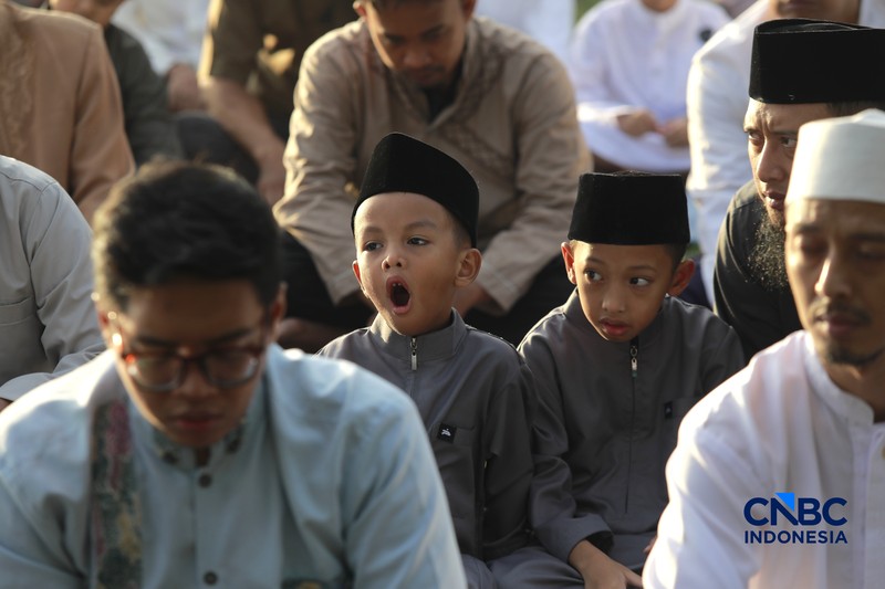 Warga Muhammadiyah melaksanakan Salat Idul Fitri 1447 H di Situ Gintung, Rempo, Tangerang Selatan Jumat, 20 Maret 2026. Jamaah Muhammadiyah di Indonesia menetapkan Lebaran 1 Syawal 1447 H pada Jumat (20/3) atau satu hari lebih awal dari Lebaran yang ditetapkan pemerintah yang jatuh pada Sabtu (21/3) besok. (CNBC Indonesia/Muhamad Sabki)