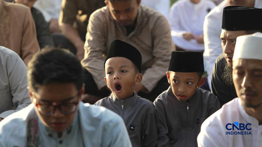 Warga Muhammadiyah melaksanakan Salat Idul Fitri 1447 H di Situ Gintung, Rempo, Tangerang Selatan Jumat, 20 Maret 2026. Jamaah Muhammadiyah di Indonesia menetapkan Lebaran 1 Syawal 1447 H pada Jumat (20/3) atau satu hari lebih awal dari Lebaran yang ditetapkan pemerintah yang jatuh pada Sabtu (21/3) besok. (CNBC Indonesia/Muhamad Sabki)