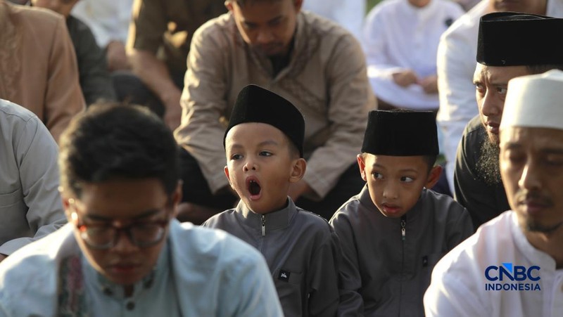 Warga Muhammadiyah melaksanakan Salat Idul Fitri 1447 H di Situ Gintung, Rempo, Tangerang Selatan Jumat, 20 Maret 2026. Jamaah Muhammadiyah di Indonesia menetapkan Lebaran 1 Syawal 1447 H pada Jumat (20/3) atau satu hari lebih awal dari Lebaran yang ditetapkan pemerintah yang jatuh pada Sabtu (21/3) besok. (CNBC Indonesia/Muhamad Sabki)