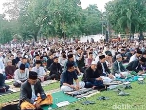 Warga Muhammadiyah Pamekasan Padati Lapangan Bakorwil IV Rayakan Idul Fitri