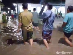 Malam Lebaran, Permukiman Warga Pasuruan Tergenang Banjir Luapan Sungai