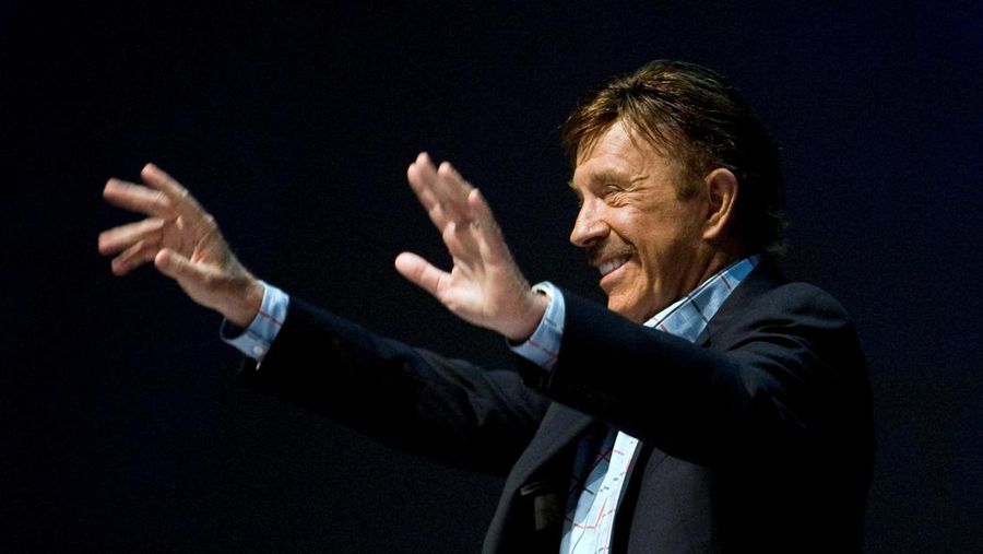 Aktor Chuck Norris melambaikan tangan kepada para pendukungnya selama pertemuan tahunan ke-139 Asosiasi Senapan Nasional di Charlotte, Carolina Utara, 14 Mei 2010. (REUTERS/Chris Keane/File Photo)
