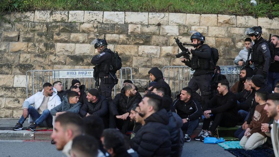 Para jamaah Muslim Palestina berdoa di tepi jalan untuk menandai berakhirnya bulan puasa suci Ramadan, karena mereka tidak diizinkan untuk menghadiri salat Idul Fitri di kompleks Al-Aqsa, yang juga dikenal oleh orang Yahudi sebagai Bukit Bait Suci, menyusul pembatasan berkumpul dalam kelompok besar, di tengah konflik AS-Israel dengan Iran, di Yerusalem, 20 Maret 2026. (REUTERS/Ammar Awad)