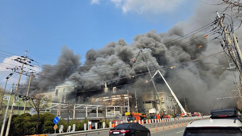 Asap mengepul dari sebuah pabrik suku cadang mobil di Daejeon, Korea Selatan, 20 Maret 2026. (Yonhap via REUTERS)