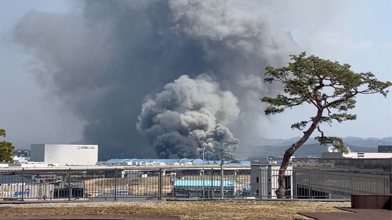 Asap mengepul dari sebuah pabrik suku cadang mobil di Daejeon, Korea Selatan, 20 Maret 2026. (Yonhap via REUTERS)