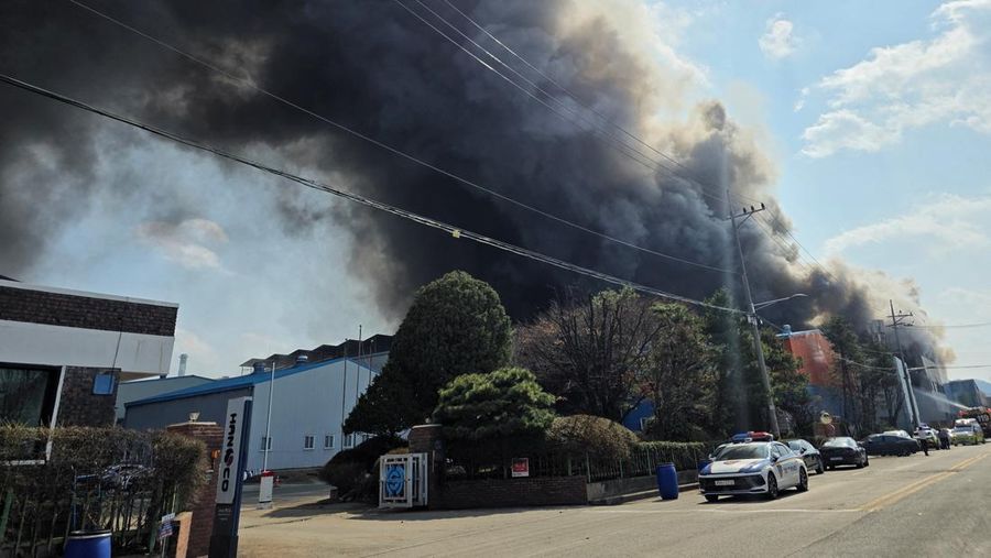 Asap mengepul dari sebuah pabrik suku cadang mobil di Daejeon, Korea Selatan, 20 Maret 2026. (Yonhap via REUTERS)