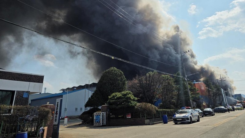 Asap mengepul dari sebuah pabrik suku cadang mobil di Daejeon, Korea Selatan, 20 Maret 2026. (Yonhap via REUTERS)