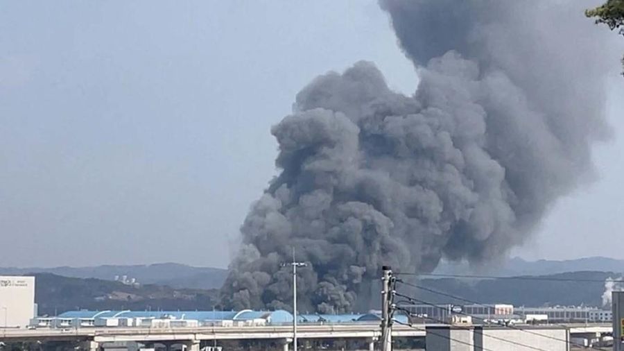 Asap mengepul dari sebuah pabrik suku cadang mobil di Daejeon, Korea Selatan, 20 Maret 2026. (Yonhap via REUTERS)