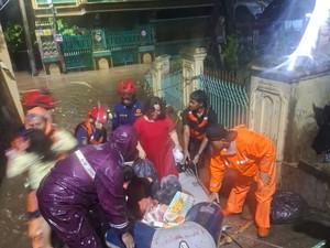 Banjir Ciracas Jaktim, Damkar Evakuasi 47 Warga Termasuk Ibu Hamil dan Balita