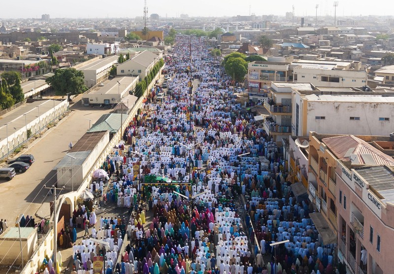 Pemandangan dari drone yang memperlihatkan umat Muslim Albania menghadiri salat Idul Fitri untuk menandai berakhirnya bulan suci Ramadan, di Lapangan Skanderbeg, Tirana, Albania, 20 Maret 2026. (REUTERS/Florion Goga)