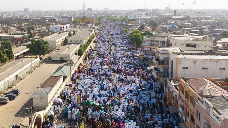 Pemandangan dari drone yang memperlihatkan umat Muslim Albania menghadiri salat Idul Fitri untuk menandai berakhirnya bulan suci Ramadan, di Lapangan Skanderbeg, Tirana, Albania, 20 Maret 2026. (REUTERS/Florion Goga)