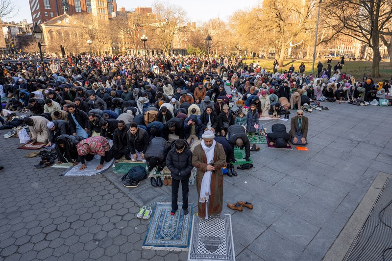 Pemandangan dari drone yang memperlihatkan umat Muslim Albania menghadiri salat Idul Fitri untuk menandai berakhirnya bulan suci Ramadan, di Lapangan Skanderbeg, Tirana, Albania, 20 Maret 2026. (REUTERS/Florion Goga)