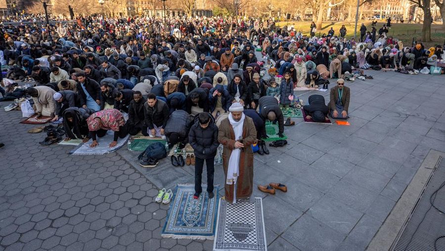 Pemandangan dari drone yang memperlihatkan umat Muslim Albania menghadiri salat Idul Fitri untuk menandai berakhirnya bulan suci Ramadan, di Lapangan Skanderbeg, Tirana, Albania, 20 Maret 2026. (REUTERS/Florion Goga)
