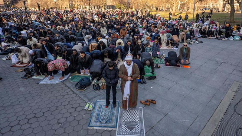 Pemandangan dari drone yang memperlihatkan umat Muslim Albania menghadiri salat Idul Fitri untuk menandai berakhirnya bulan suci Ramadan, di Lapangan Skanderbeg, Tirana, Albania, 20 Maret 2026. (REUTERS/Florion Goga)