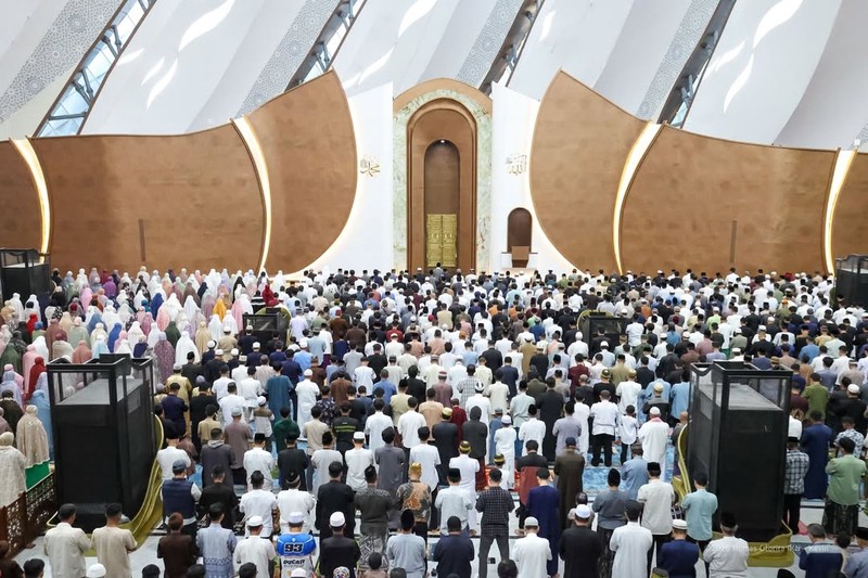 Masjid Negara di Ibu Kota Nusantara (IKN) untuk pertama kalinya menyelenggarakan Salat Idulfitri 1447 Hijriah pada 1 Syawal yang jatuh pada Sabtu (21/3/2026). (Dok. Humas Otorita Ibu Kota Nusantara)