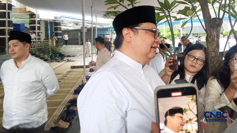 Menteri Koordinator Bidang Perekonomian Airlangga Hartarto menjawab pertanyaan wartawan usai salat Idul Fitri di Jakarta, Sabtu (21/3/2026). (CNBC Indonesia/Robertus Andrianto Serin)