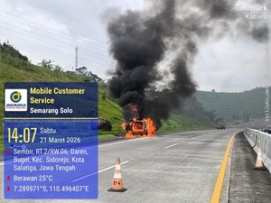 Mobil Ford EcoSport Terbakar Hebat di Tol Semarang-Solo KM 449